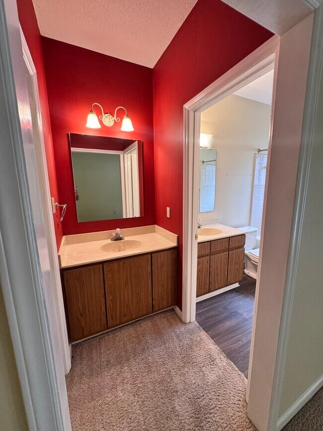 Building Photo - Beautiful Spacious 1st floor Condo! Amenit...
