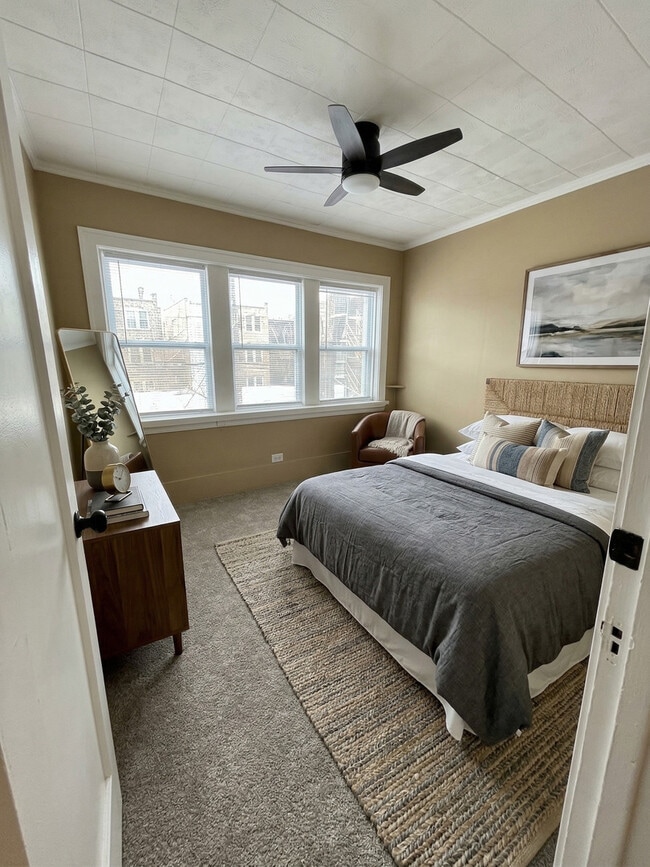 Building Photo - 6246 N Oakley Ave