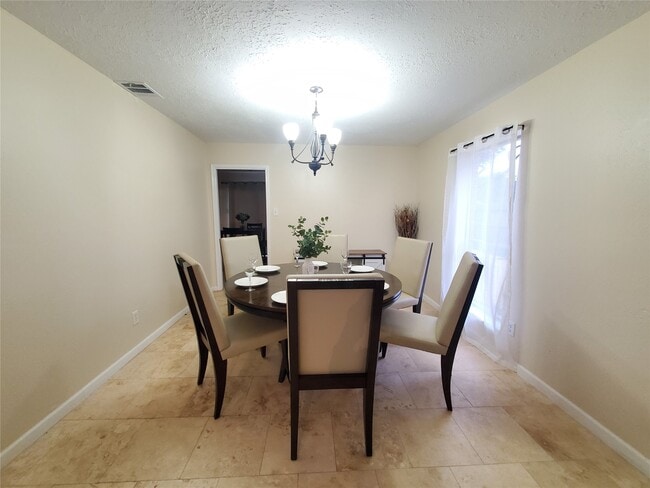 Building Photo - 2810 Arrowhead Dr