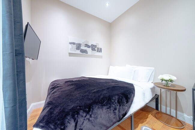 Building Photo - 5 W 101st St