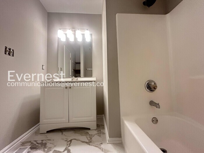 Building Photo - 909 Silverwood Dr