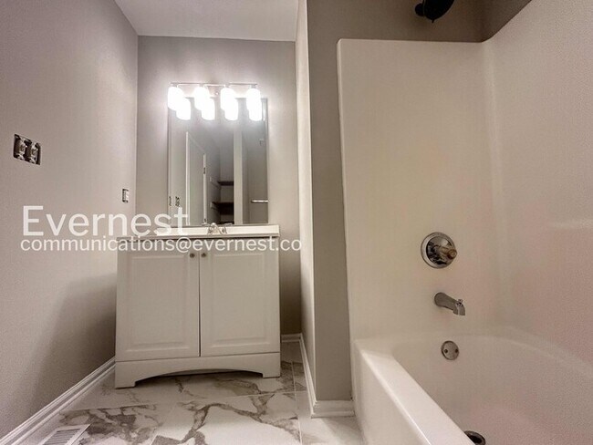 Building Photo - 2 Bed/2.5 Bath Town Home with Off-Street Parking / Available Soon!