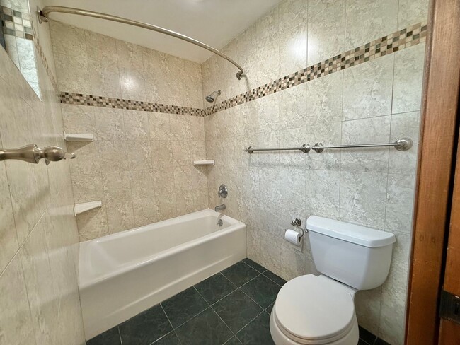Building Photo - Pet friendly & Spacious - 3 Bedroom / 2 Ba...