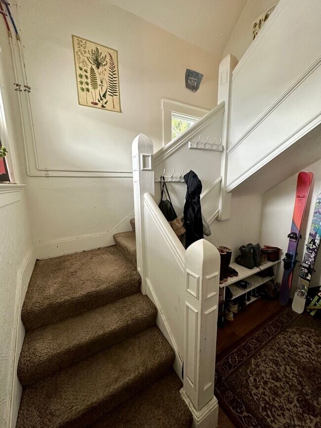 Building Photo - Spacious 7-Bed, 2-Bath Near Downtown Bellingham of Comfortable Living!