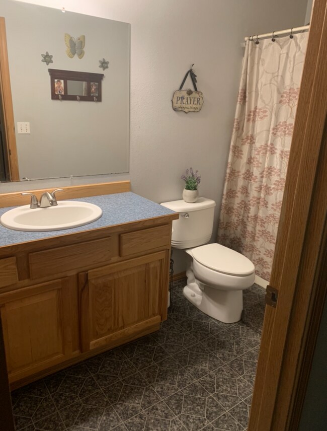 Building Photo - 3 bed/ 2 bath Ranch Style single family ho...