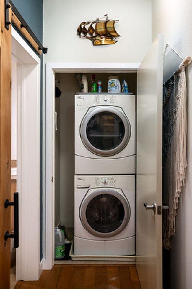 Building Photo - Resort Style Living in Downtown