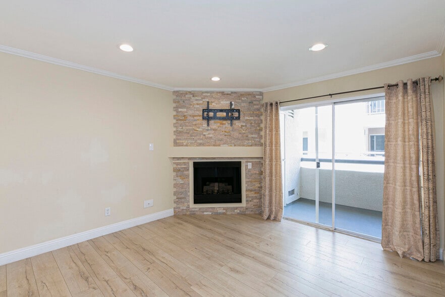 Living Room - 5525 Canoga Ave
