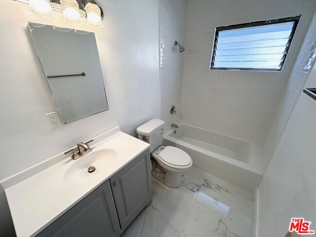 Building Photo - 1146 N Formosa Ave