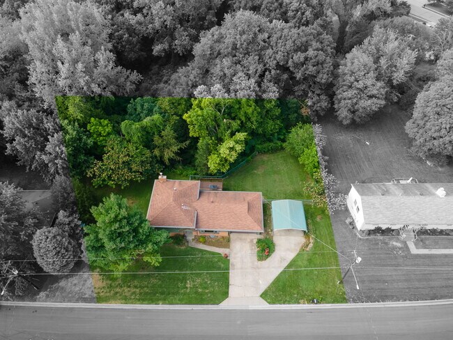 Building Photo - 318 NW Woodland Rd