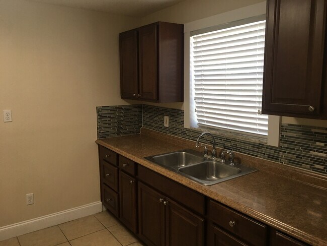 Building Photo - Vintage North Hyde Park Bungalow