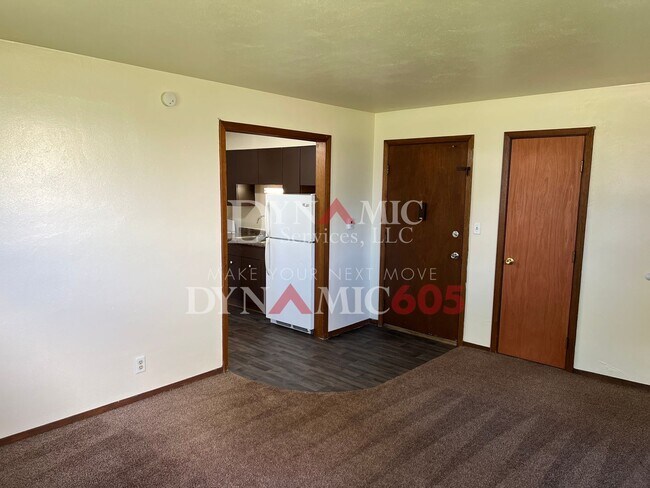 Building Photo - 1BD/1BA Garden Level Apartment in 6-Plex