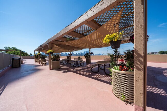 Building Photo - 6040 BLVD E