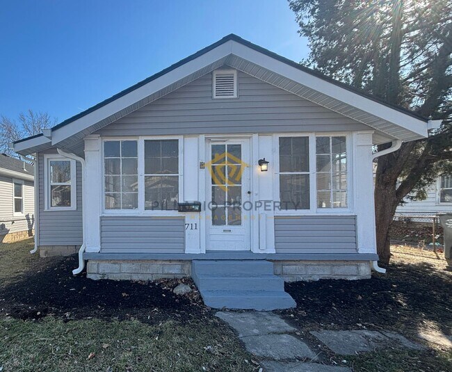 Building Photo - 711 W 22nd St