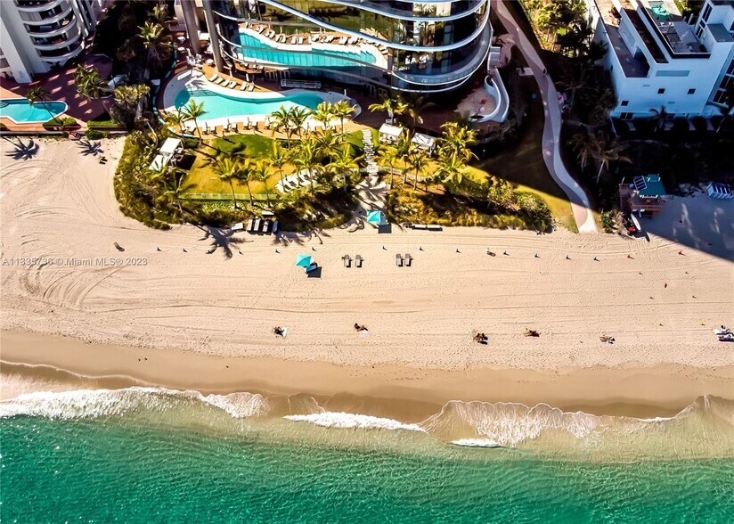 Building Photo - 15701 Collins Ave