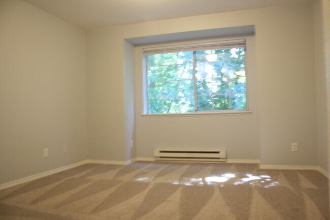 Building Photo - Top Floor 3 bdrm Mill Creek Country Club Condo Rental. Private back deck to nature reserve. Swim ...