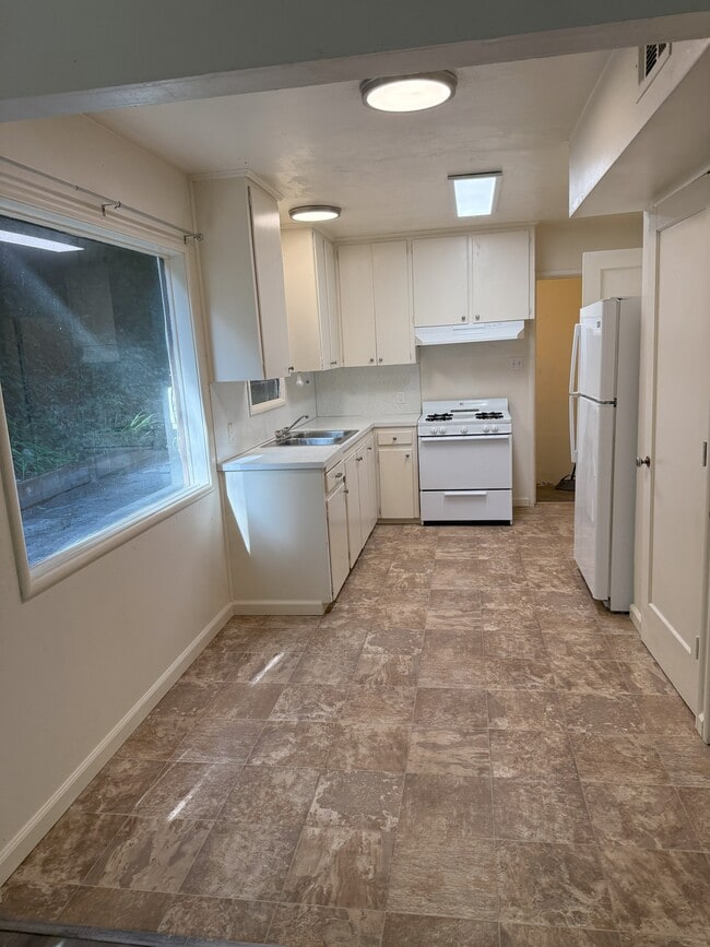 Building Photo - 1454 Beverly Dr