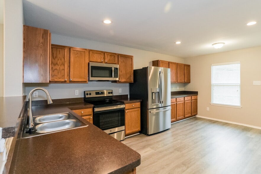 Building Photo - 516 Silver Leaf Dr
