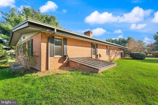 Building Photo - 318 Evergreen Mills Rd