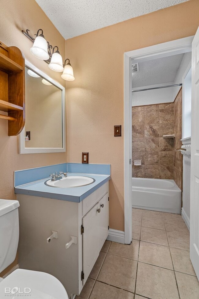 Building Photo - 3 BEDROOM IN SOUTHERN HILLS