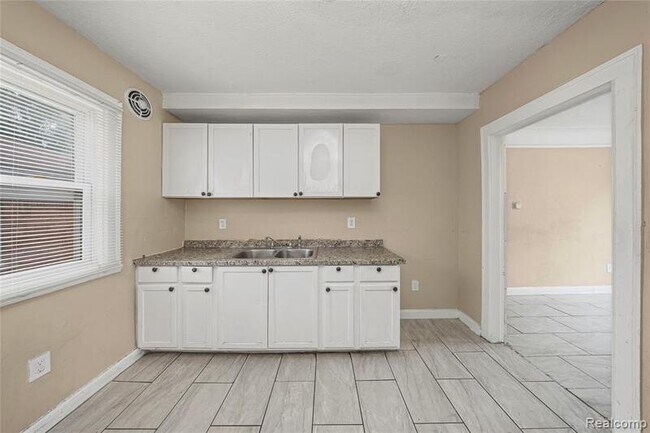 Building Photo - 16253 Strathmoor St