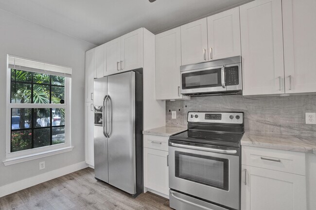 Building Photo - 9913 NW 57th Manor