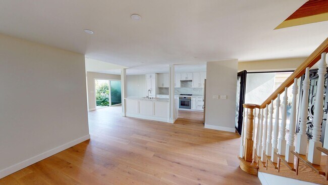 Building Photo - Beautifully Updated Spacious 3 Bed 3 Bath Home in Coronado Cays Available for Lease!