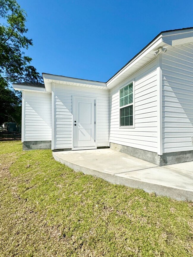 Building Photo - 2014 Phoenix Dr
