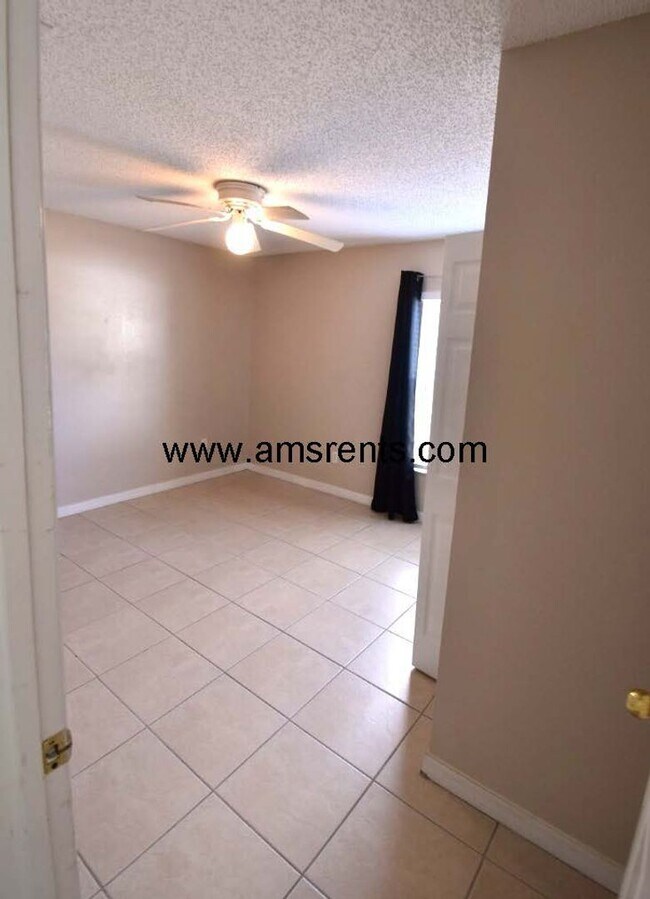 Building Photo - Spacious 3 bedroom 2 bath in Poinciana