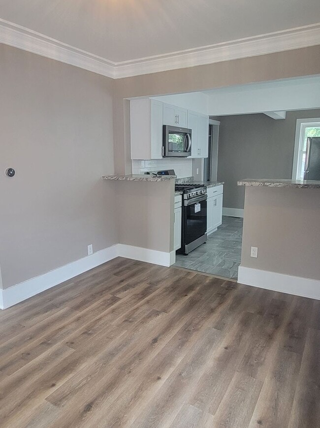 Building Photo - Modern Living 2/1 Newly Remodeled Peoria H...