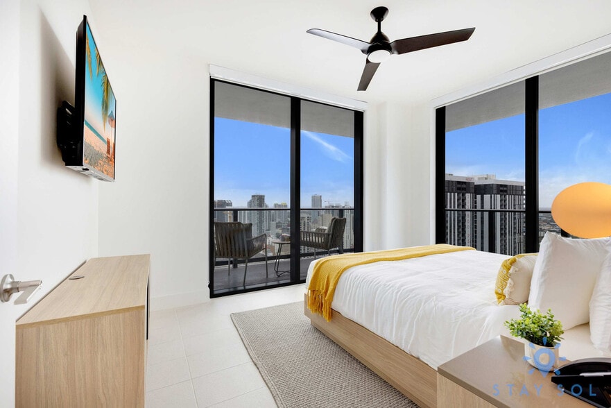 Building Photo - 601 NE 1st Ave