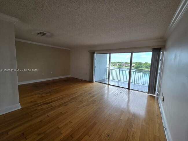 Building Photo - 9351 Fontainebleau Blvd