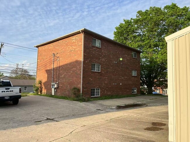 Building Photo - 109 W Sycamore St