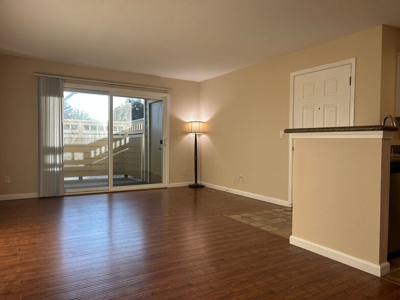 Building Photo - 150 Reflections Dr