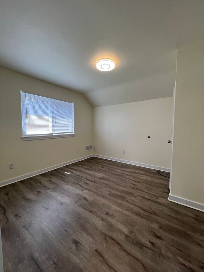 Building Photo - Updated 2BR house with off street parking!