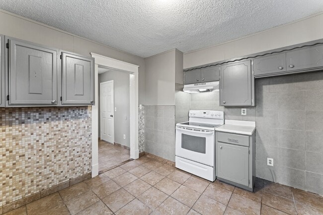 Building Photo - COMING SOON!! Charming 2-Bedroom Haven in Kansas City Northland!