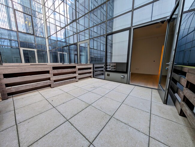 Building Photo - 3 Ct Square W