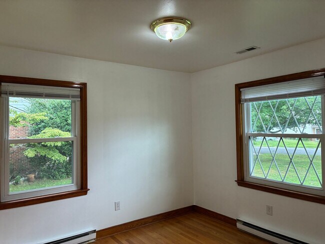 Building Photo - 3 Bed 1.5 Bath in North Chesterfield!