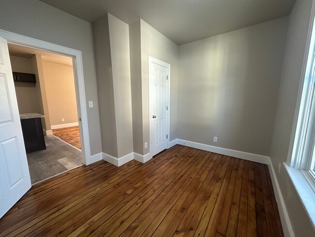 Building Photo - Large Open Concept 5BR/2BA Rent to Own Home