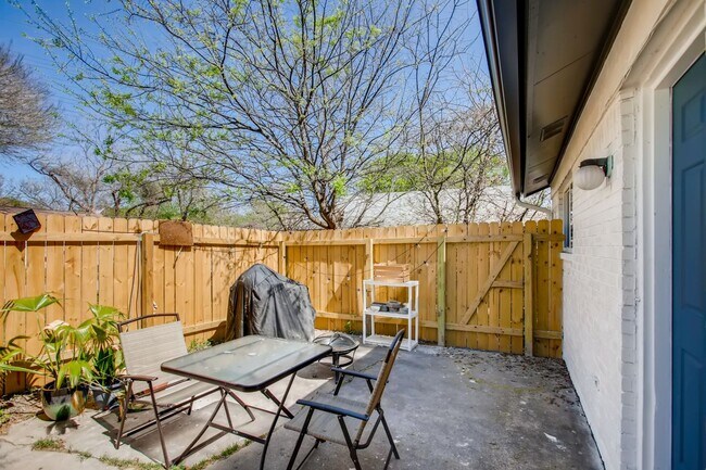 Building Photo - 312 W William Cannon Dr