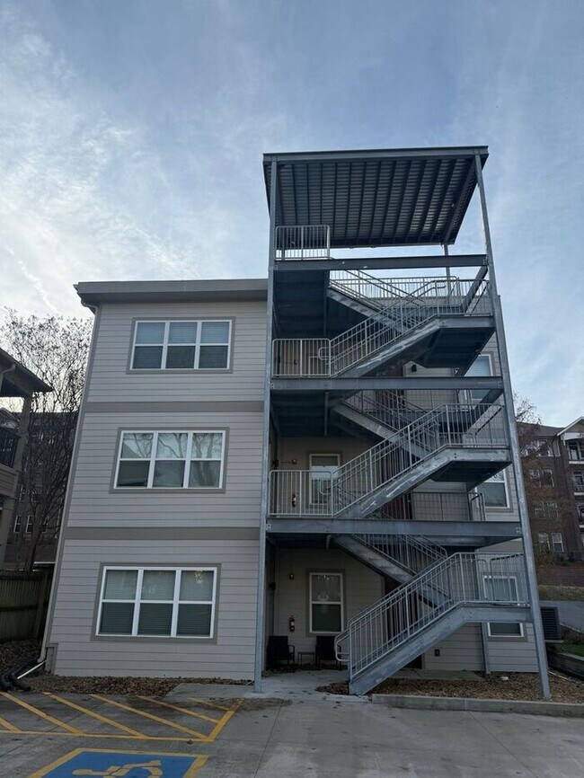 Building Photo - Modern 1 Bedroom Condo in the Heart of Melrose