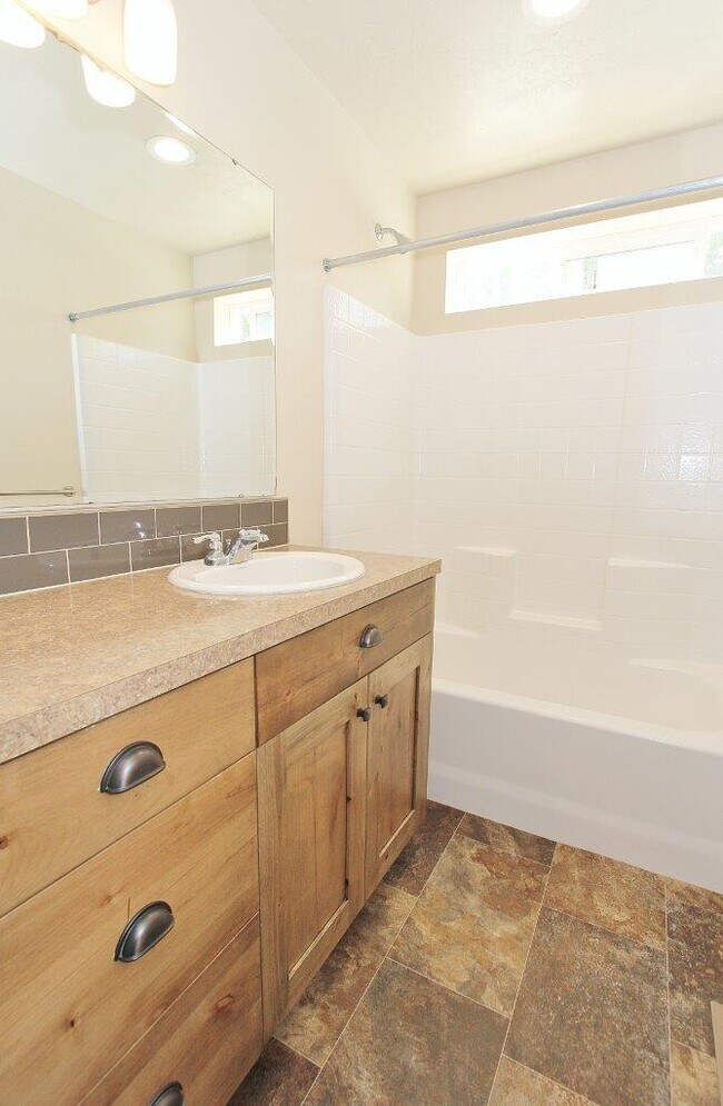 Building Photo - 4044 Queen Anne Dr