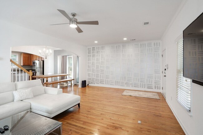 Building Photo - Spacious Grant Park Home