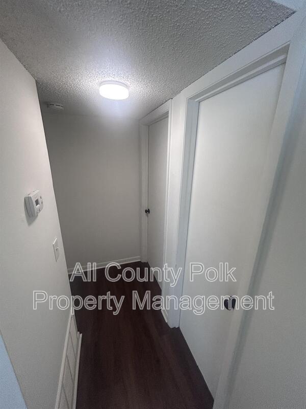 Building Photo - 915 Ariana St