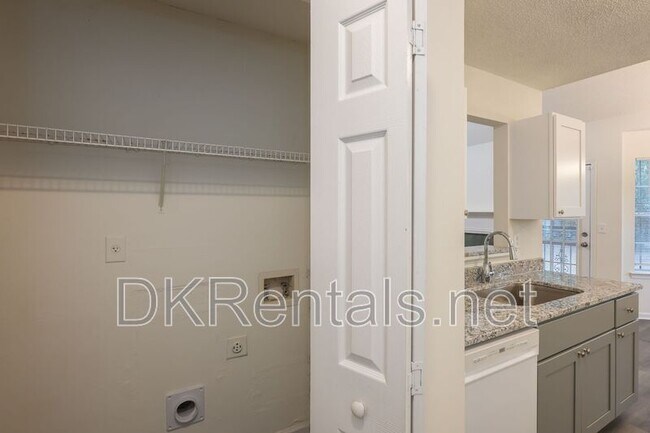 Building Photo - 5689 Isleworth Way