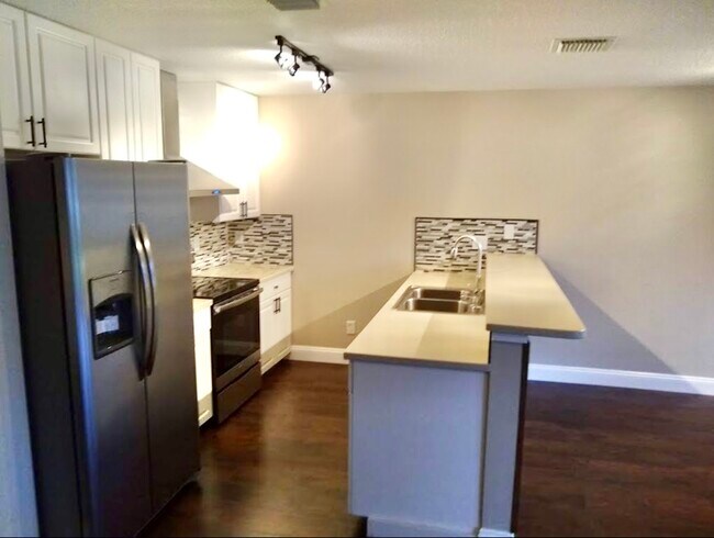 Building Photo - 12836 Woodmill Dr