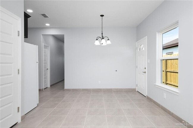 Building Photo - 2330 N Vly Cir