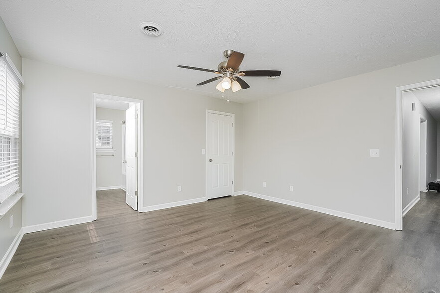 Building Photo - 2301 Weber Ct