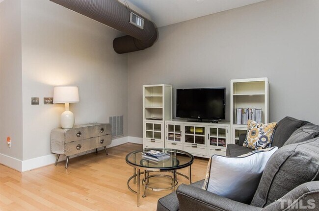Open-plan living with a dining and living area - 300 Finsbury St