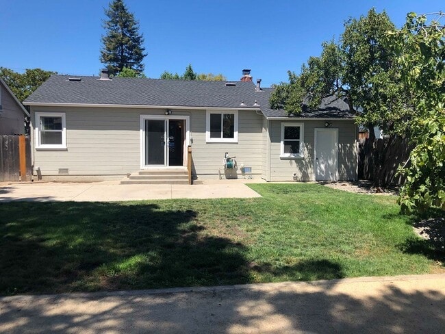 Building Photo - Charming 2 Bedroom Home Close to Downtown