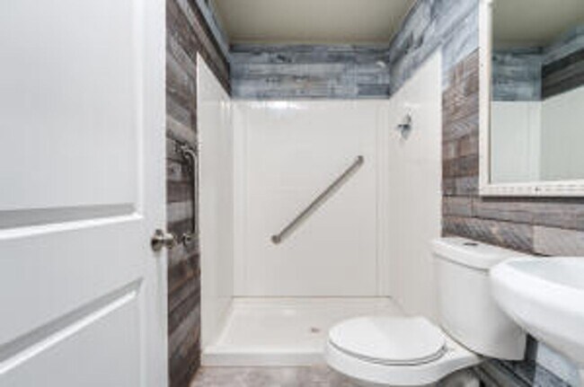 Building Photo - 3 bed 1 bath now available near MLK